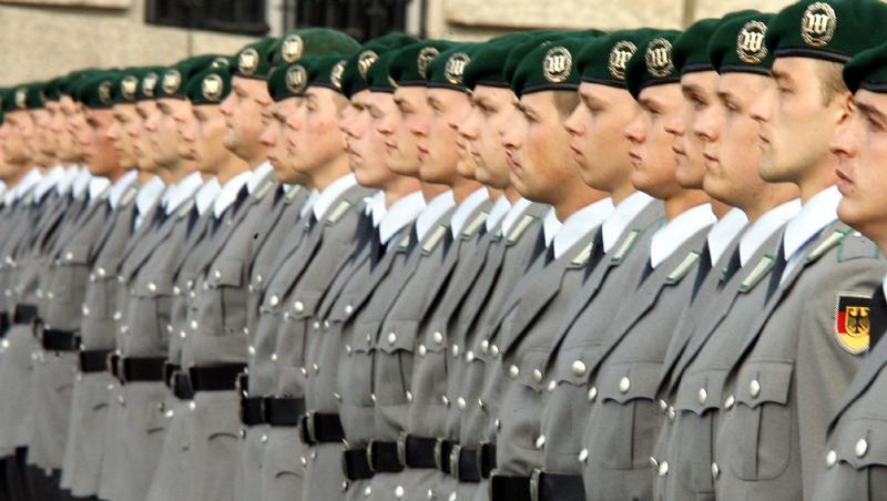 Die Rekruten marschieren auf den Marienplatz ein. Die Rekruten marschieren auf den Marienplatz ein.