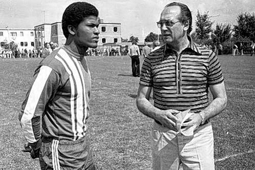 Nach der WM 1974 spielte er eine Saison für den TSV 1860: Henri Francillon, hier mit Löwe-Trainer Max Merkel.