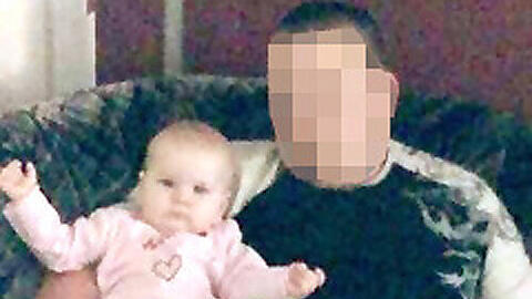 Musste qualvoll verhungert: Die kleine Sarah, hier am Arm ihres Vaters Patrick R. (30), gegen den jetzt Mordanklage erhoben wurde.