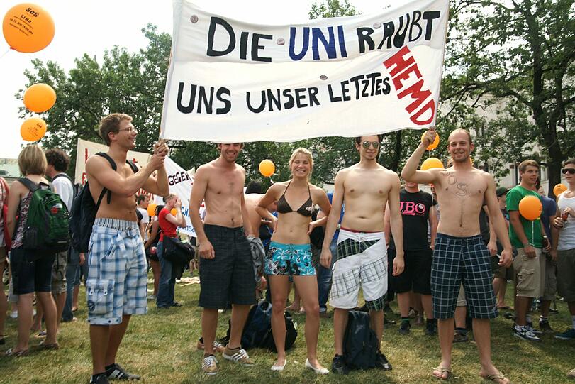 "Die Uni raub uns unser letztes Hemd", steht auf den Banner der Studenten.