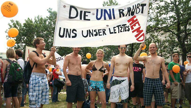 "Die Uni raub uns unser letztes Hemd", steht auf den Banner der Studenten. "Die Uni raub uns unser letztes Hemd", steht auf den Banner der Studenten.