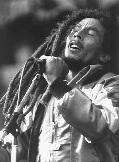 Starb 1981 an Krebs: Reggae-Ikone Bob Marley. Zu seinen Hits zählen "Stir It Up", "No Woman No Cry" oder "I Shot The Sheriff". Er wurde nur 36 Jahr alt.