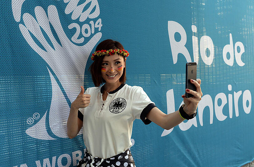 Ein Selfie für die Freunde im Netz: weiblicher Deutschland-Fan in Rio.