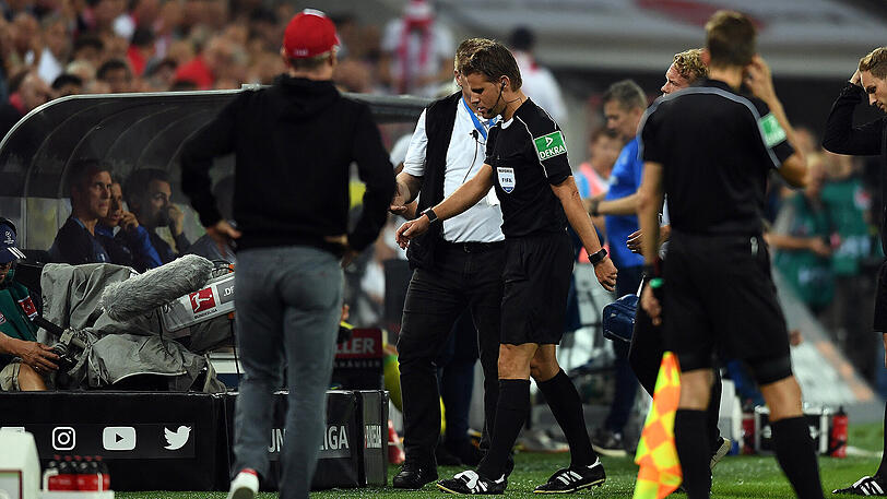 Verletzt humpelt Schiedsrichter Felix Brych vom Platz.