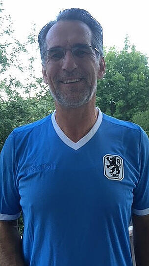 Ernst Gehling trägt eigentlich kein Löwen-Trikot mehr: "Aber da waren wir zu einem 60. Geburtstag eingeladen, und mein Bruder - Bayern-Fan - hatte eine gute Idee..."