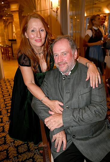 Verkuschelt: Hit-Komponist Harold Faltermeyer und Birgitt Wolff.