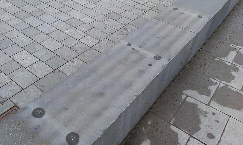 Die Lösung: Eichenholz statt Rot, Blau oder Beton. Doch die Lieferung für den neuen Belag hat sich verzögert.