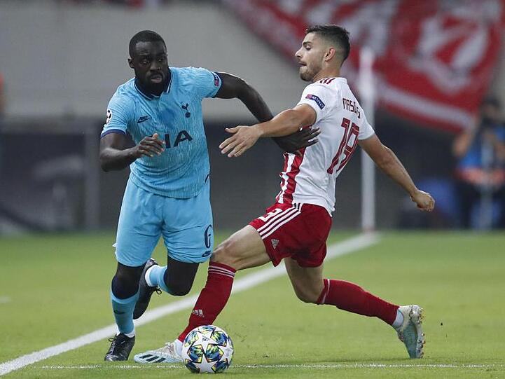 Tottenhams Davinson Sanchez (l) versucht an Piräus-Akteur Giorgos Masouras vorbeizukommen.