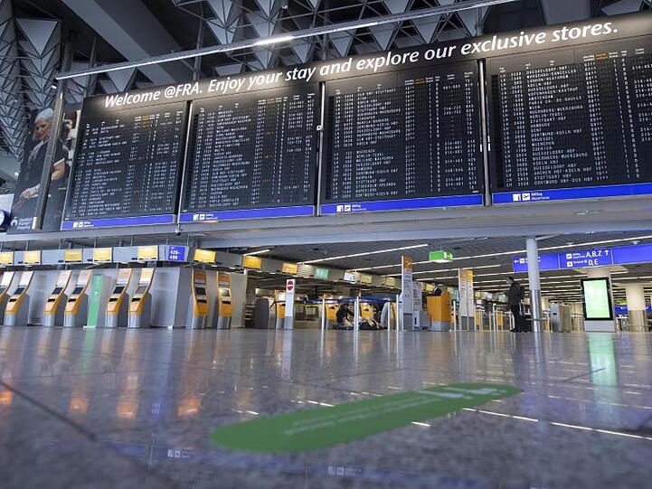 Wegen der Corona-Pandemie herrscht am Frankfurter Flughafen gähnendende Leere.