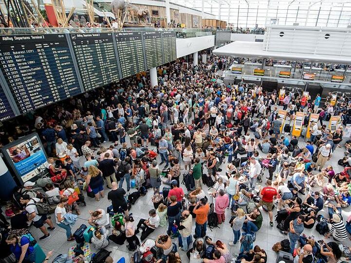 Zahlreiche Fluggäste warten am Terminal 2 des Münchner Flughafens nach der Sicherheitspanne auf ihre Flüge.