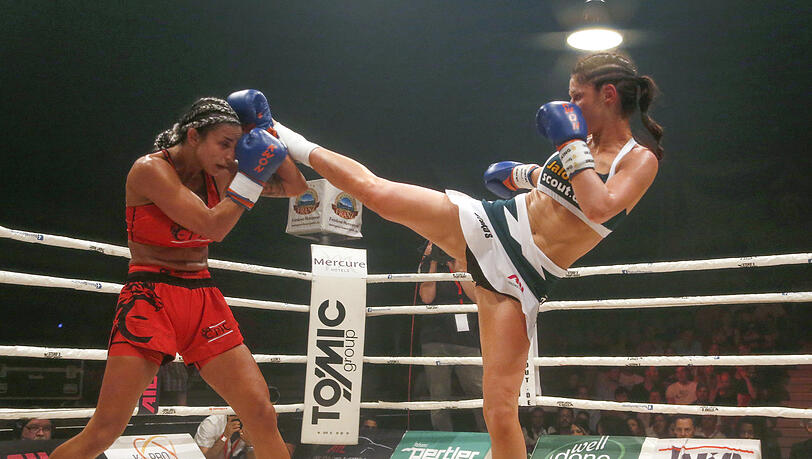 Die Kickbox-Queen bei der Arbeit: Marie Lang (rechts) gegen Athina Evmorfiadi. Die Kickbox-Queen bei der Arbeit: Marie Lang (rechts) gegen Athina Evmorfiadi.