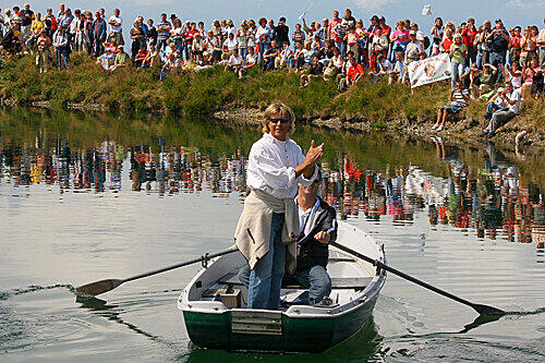 Fehlt nur, dass er übers Wasser geht: Hansi Hinterseer bei der Fanwanderung 2007.