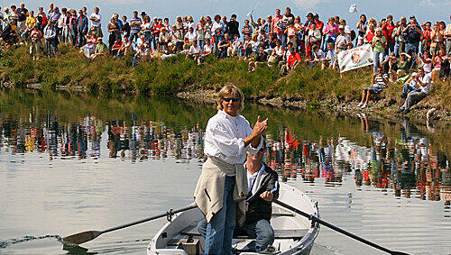 Fehlt nur, dass er übers Wasser geht: Hansi Hinterseer bei der Fanwanderung 2007. Fehlt nur, dass er übers Wasser geht: Hansi Hinterseer bei der Fanwanderung 2007.