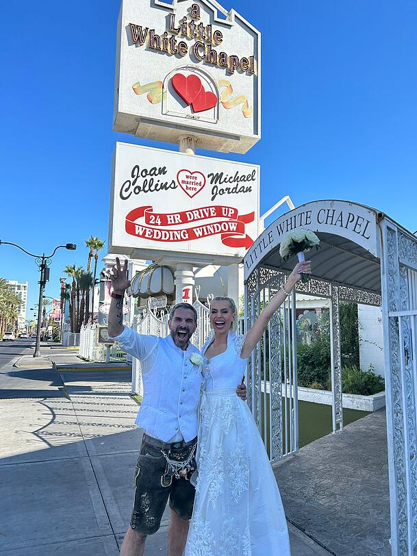 Der Jubel ist riesig: Verena Kerth und Marc Terenzi vor der Little White Wedding Chapel in Las Vegas Der Jubel ist riesig: Verena Kerth und Marc Terenzi vor der Little White Wedding Chapel in Las Vegas