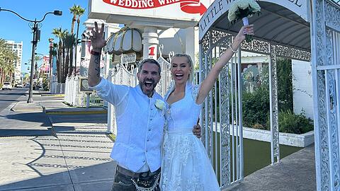 Der Jubel ist riesig: Verena Kerth und Marc Terenzi vor der Little White Wedding Chapel in Las Vegas