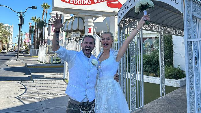 Der Jubel ist riesig: Verena Kerth und Marc Terenzi vor der Little White Wedding Chapel in Las Vegas