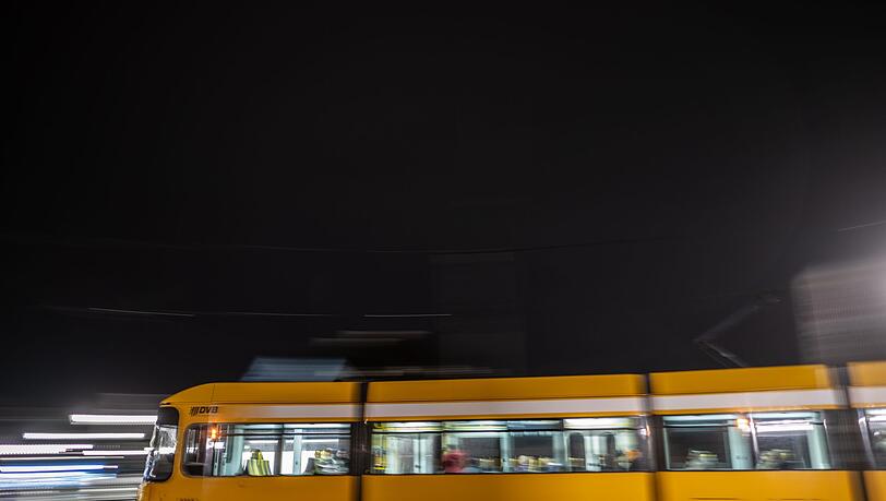 Im Fall der Messerattacke in einer Dresdner Straßenbahn befindet sich einer der beiden Tatverdächtigen in Untersuchungshaft (Symbolbild)