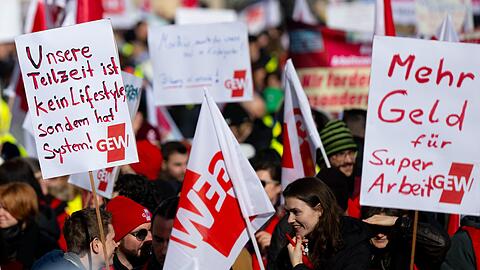 "Unsere Teilzeit ist kein Lifestyle, sondern hat System!", steht auf einem Schild bei dem Warnstreik in M&uuml;nchen.