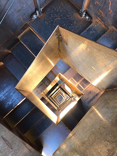 Eine Wendeltreppe aus Stahl, die Kl&auml;nge fabriziert. Sie f&uuml;hrt 32 Meter auf ein Aussichtspodest: Die Installation der K&uuml;nstler Hildegard Rasthofer und Christian Neumaier soll den Blick weiten.