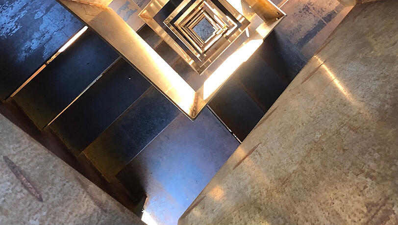 Eine Wendeltreppe aus Stahl, die Klänge fabriziert. Sie führt 32 Meter auf ein Aussichtspodest: Die Installation der Künstler Hildegard Rasthofer und Christian Neumaier soll den Blick weiten. Eine Wendeltreppe aus Stahl, die Klänge fabriziert. Sie führt 32 Meter auf ein Aussichtspodest: Die Installation der Künstler Hildegard Rasthofer und Christian Neumaier soll den Blick weiten.