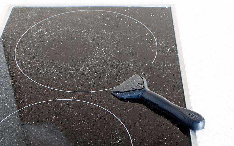 Sekundenkleber auf glatten Oberfl&auml;chen? Kein Problem: Verzichten Sie beim Bearbeiten von Glas, Metall oder Steinfliesen vorsichtshalber auf das Messer und nutzen Sie einen Glasschaber, den Sie sonst f&uuml;r die Reinigung Ihres Herds verwenden. Der Gefahr m&ouml;glicher Kratzer sollten Sie sich aber bewusst sein.