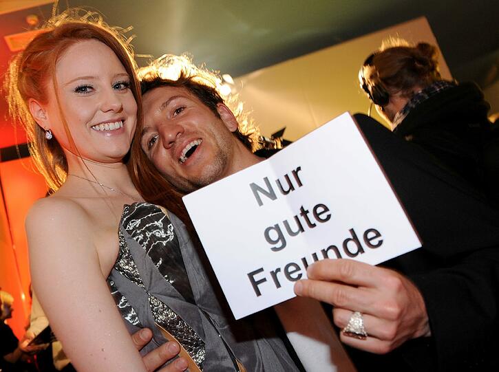 Nur gute Freunde? Das Model Barbara Meier posiert nach der Verleihung neben Schauspieler Sebastian Gerold.