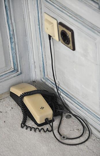 Schock! Da steckt ja noch ein Telefon in der Dose? Wurde damit der Mosi erdrosselt? Einige Besucher glauben das... Wer sich aber auskennt, weiß, Moshammer wurde in seiner Villa in Grünwald ermordet.