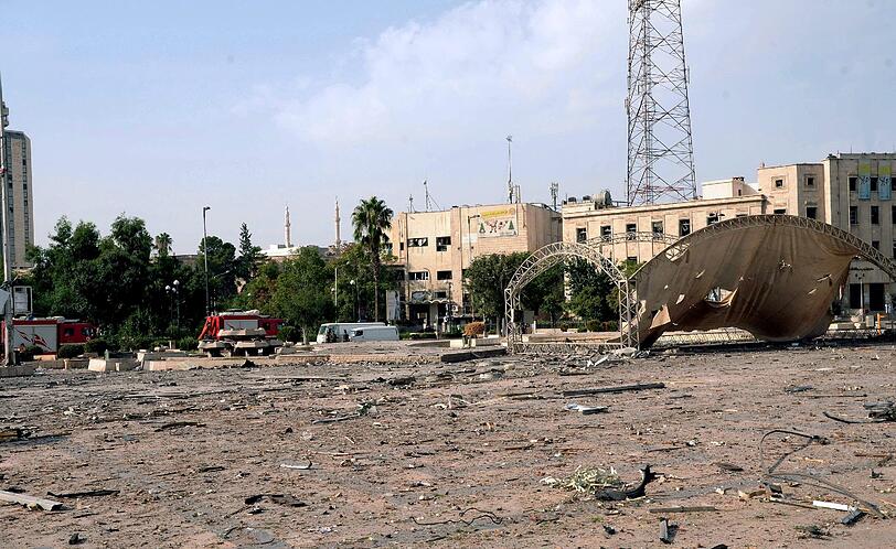 Sicherheitskräfte untersuchen den Anschlagsort in Aleppo