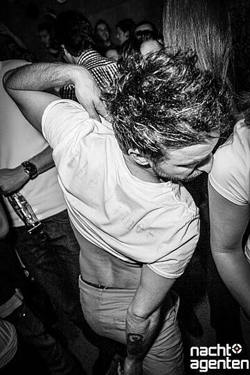 DJane. Jung. Attraktiv. Simina Grigoriu heizte dem Partyvolk am Samstag im Harry Klein ein. Weitere Bilder von dieser Party auf: www.nachtagenten.de