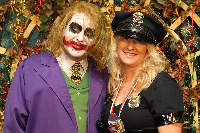 Mal eine andere Seite: Alexander Dobrindt mit seiner Frau Tanja im Fasching - er hat sich als Joker aus Batman verkleidet.