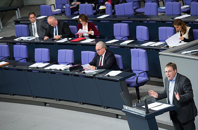 Oliver Krischer von den Grünen spricht im Bundestag von einer "Eskalation".