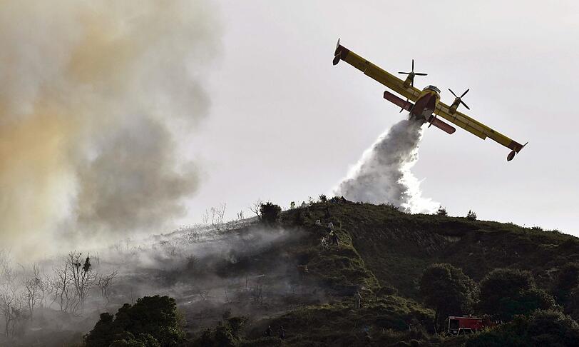 ... die Feuerwehr setzt Löschflugzeuge ein.