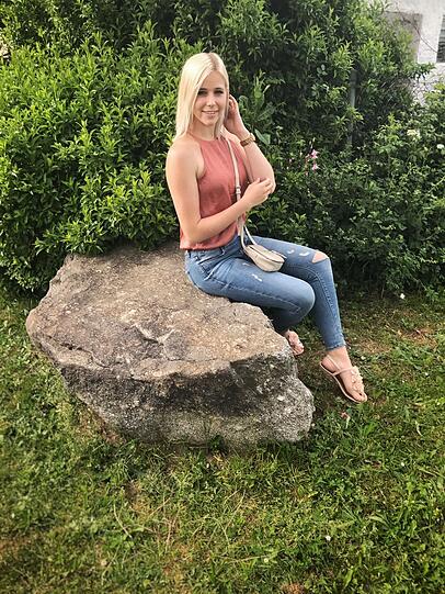 Verena Janker (19, Rettenbach)
1. Ich kann nicht leben ohne: Meine Familie und meinen Hund 
2. Mein Vorbild ist: Lifestyle Blogger 
3. Bei München denke ich an: Das Oktoberfest
