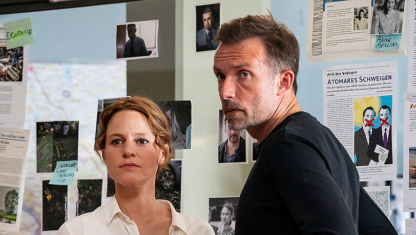 "Polizeiruf 110: Tod einer Journalistin": Kommissarin Olga Lenski (Maria Simon) und Kommissar Adam Raczek (Lucas Gregorowicz) besprechen das weitere Vorgehen "Polizeiruf 110: Tod einer Journalistin": Kommissarin Olga Lenski (Maria Simon) und Kommissar Adam Raczek (Lucas Gregorowicz) besprechen das weitere Vorgehen