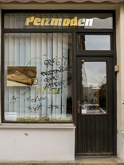 "Pelzmäntel sind Mörder" hat jemand auf das Schaufenster geschmiert. Seit den 80er Jahren ist Pelzmode in die Kritik geraten.