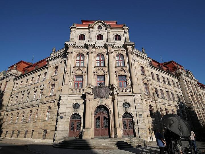 Fernsehteams stehen vor dem Landgericht Bayreuth. Foto: Daniel Karmann/Archiv