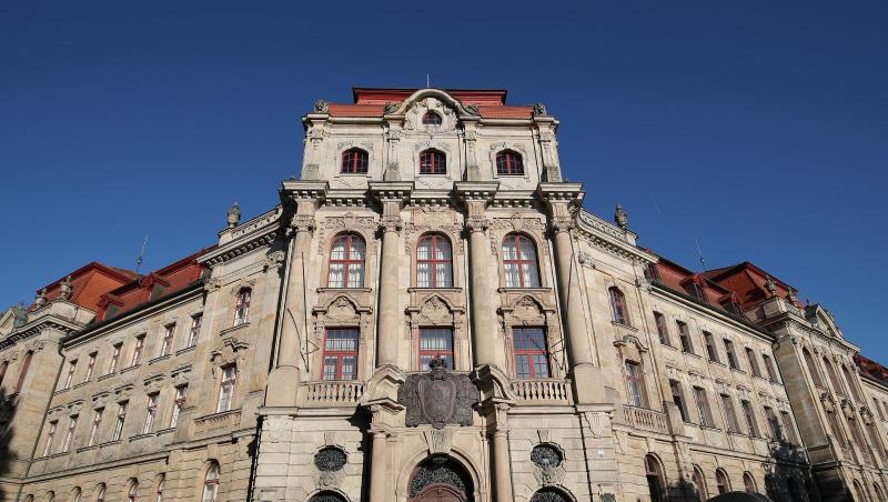 Fernsehteams stehen vor dem Landgericht Bayreuth. Foto: Daniel Karmann/Archiv