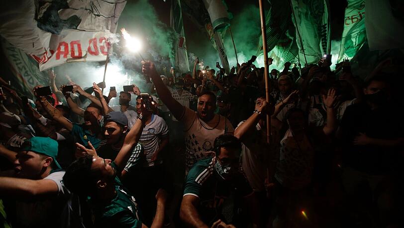 Im Finale der Klub-WM könnte Bayern auf Palmeiras treffen. Die Fans der Brasilianer feierten ihr Team vor dem Abflug nach Katar. Im Finale der Klub-WM könnte Bayern auf Palmeiras treffen. Die Fans der Brasilianer feierten ihr Team vor dem Abflug nach Katar.