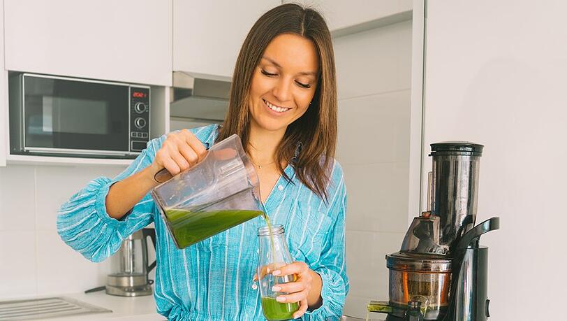 Grün ist die Hoffnung und gesund auch: Selleriesaft ist derzeit in aller Munde.