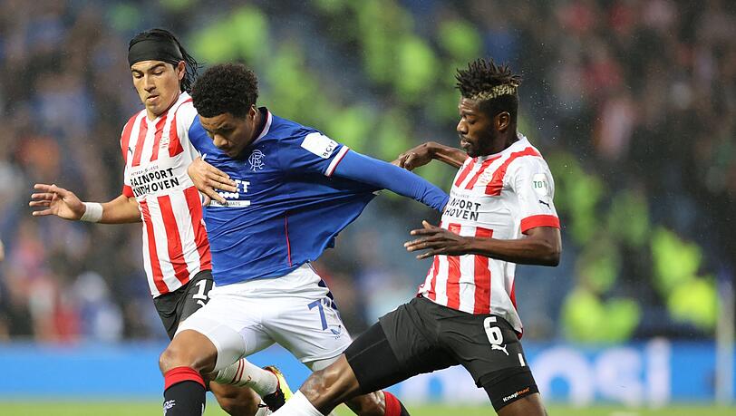 Ibrahim Sangare (r) vom PSV Eindhoven in Aktion mit Malik Tillman (M) von den Rangers.