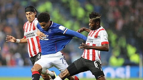 Ibrahim Sangare (r) vom PSV Eindhoven in Aktion mit Malik Tillman (M) von den Rangers.