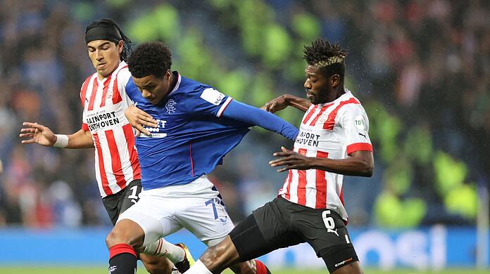 Ibrahim Sangare (r) vom PSV Eindhoven in Aktion mit Malik Tillman (M) von den Rangers.