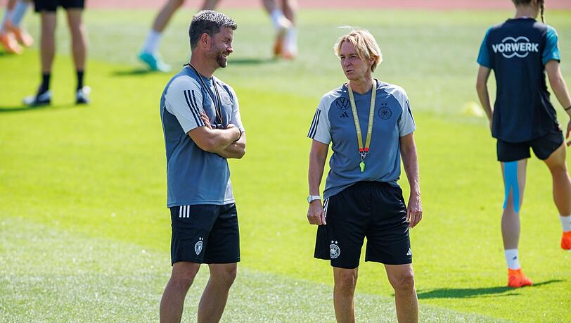 Martina Voss-Tecklenburg (r) und Co-Trainer Michael Urbansky leiten das Training.