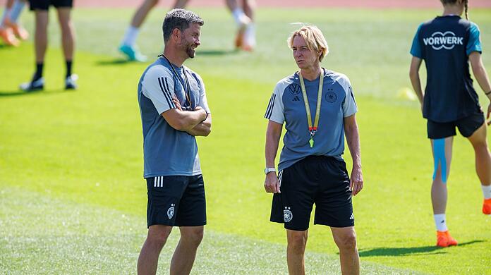 Martina Voss-Tecklenburg (r) und Co-Trainer Michael Urbansky leiten das Training.