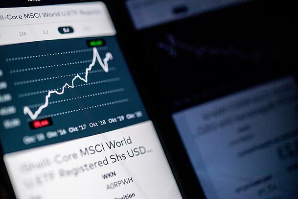 Ein Smartphone mit einem Graphen, der einen ETF-Indexfonds des MSCI World abbildet. Dort lässt sich am sichersten Geld durch Aktien sparen. Ein Smartphone mit einem Graphen, der einen ETF-Indexfonds des MSCI World abbildet. Dort lässt sich am sichersten Geld durch Aktien sparen.