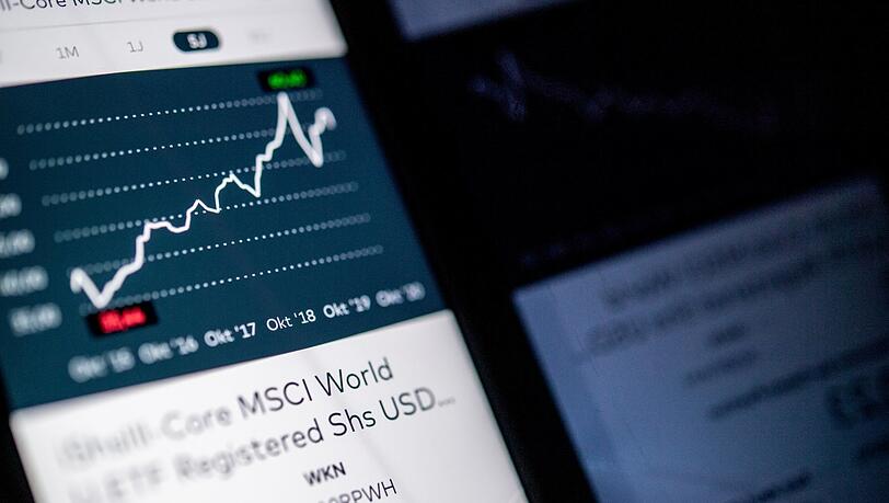 Ein Smartphone mit einem Graphen, der einen ETF-Indexfonds des MSCI World abbildet. Dort lässt sich am sichersten Geld durch Aktien sparen. Ein Smartphone mit einem Graphen, der einen ETF-Indexfonds des MSCI World abbildet. Dort lässt sich am sichersten Geld durch Aktien sparen.