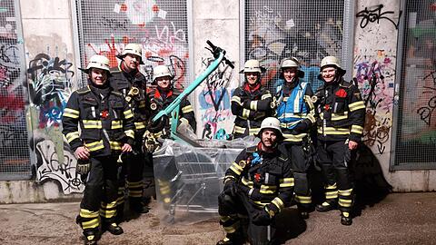Die Feuerwehrleute mit der improvisierten Badewanne und dem "gezähmten" E-Scooter.