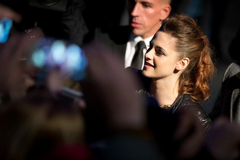 Ausnahmezustand am Freitagabend in Berlin: Bei der Premiere des letzten Teils der Twilight-Saga trafen die Stars Robert Pattinson, Kirsten Stewart, Taylor Lautner und Co. auf jede Menge kreischende und jubelnde Fans. Und zahlreiche Promis wollten sich das Kinoerlebnis ebenfalls nicht entgehen lassen. Sehen Sie hier die Bilder vom roten Teppich und lesen Sie im Text die AZ-Kritik zu "Breaking Dawn 2"...