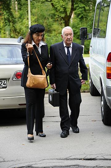 Hugo Strasser zusammen mit einer Begleitung.
