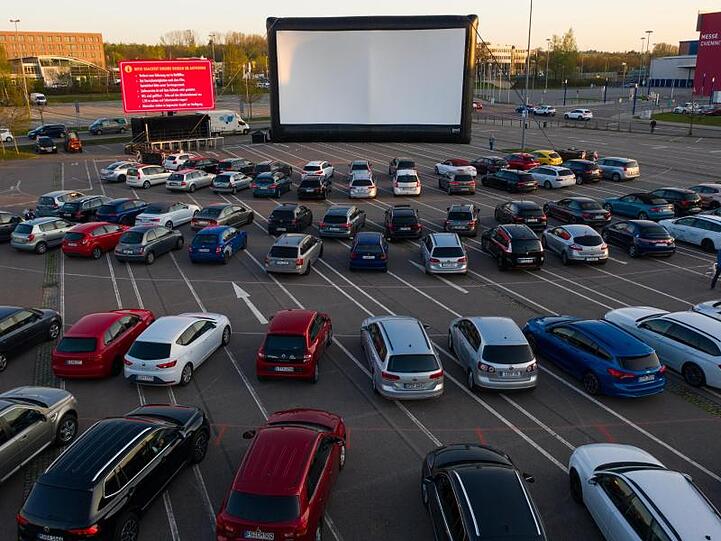 Besucher stehen mit ihren Autos im Autokino. Foto: Jan Woitas/dpa-Zentralbild/dpa/Archivbild